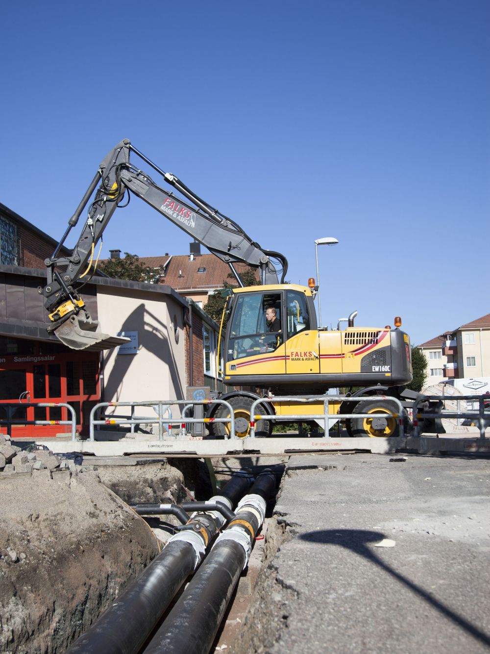 Asfaltering för garageuppfart: Så skapas en hållbar och snygg infart
